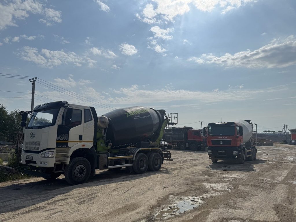 Автобетоносмеситель FAW на площадке сервиса Трак78