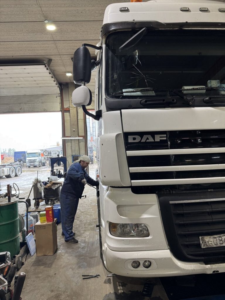 Седельный тягач DAF XF в проёме ворот цеха Трак78
